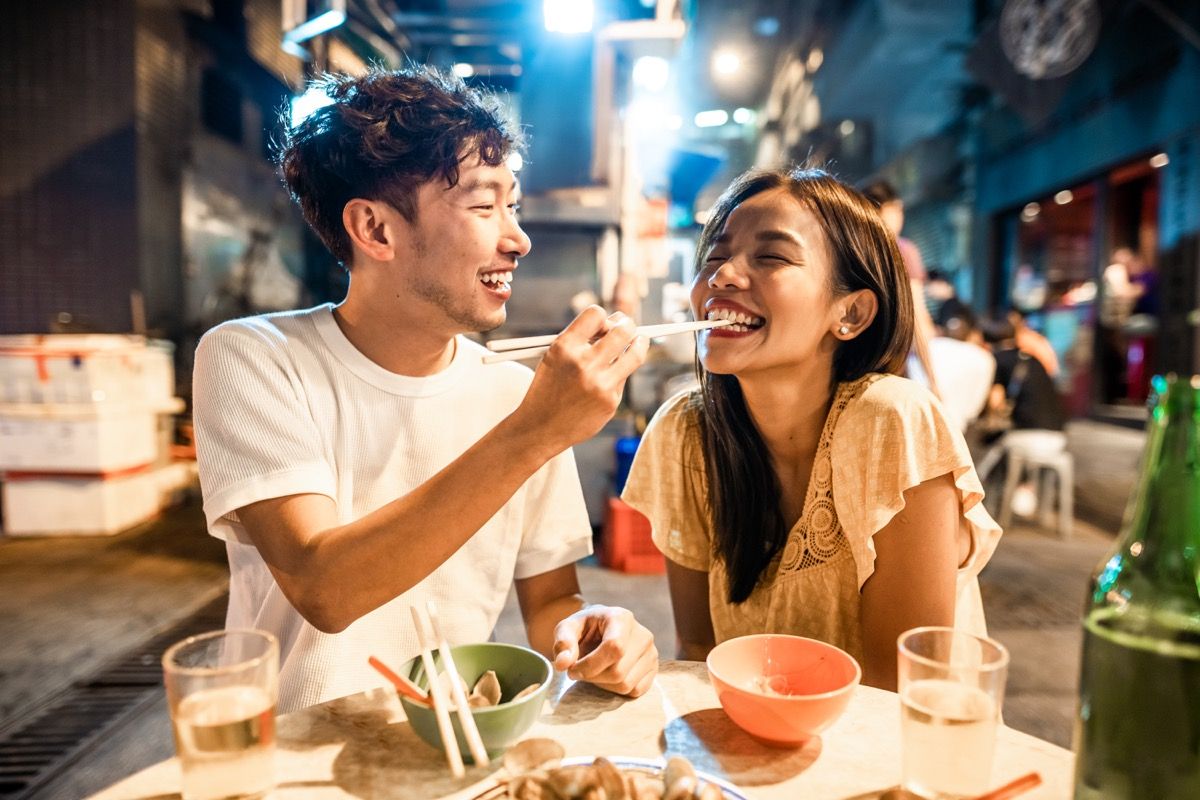 คู่รักเพลิดเพลินกับอาหารริมทางในฮ่องกง