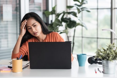   жена получава стрес от проекта пред лаптопа, докато работи от вкъщи. нов нормален с технологиите начин на живот