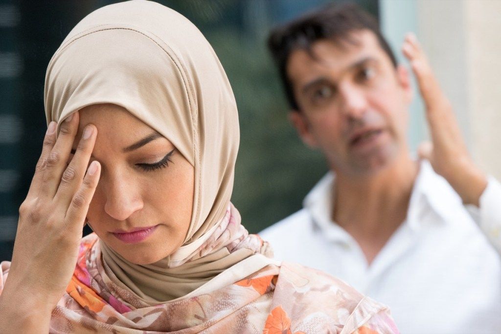 Mujer musulmana y hombre discutiendo