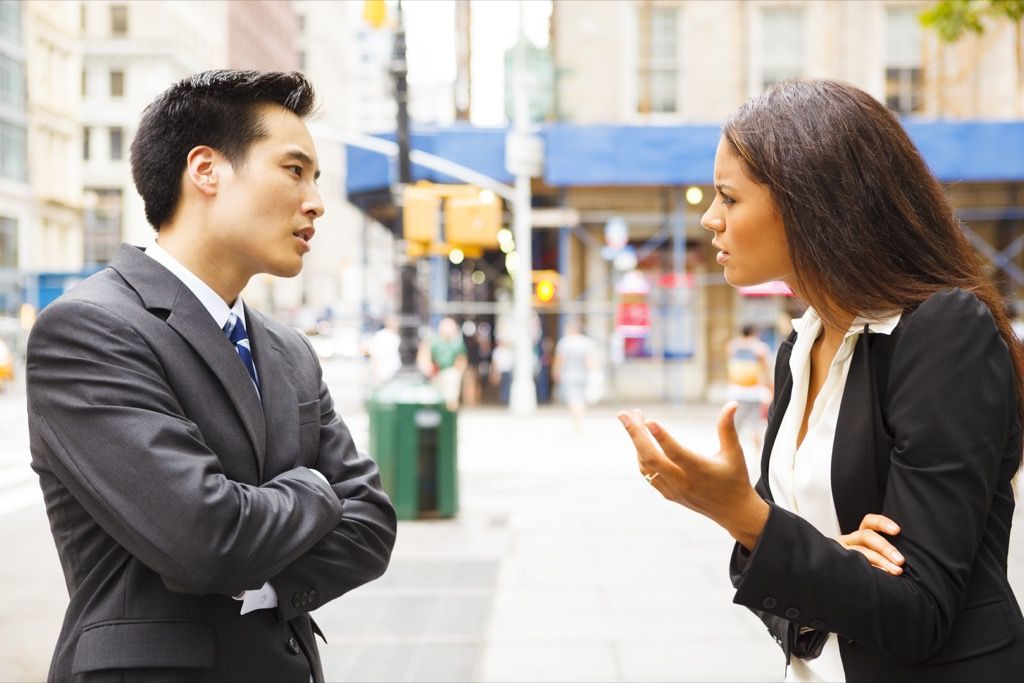 vīrietis un sieviete strīdas ārpusē, lietas, kuras nekad nevajadzētu teikt savam laulātajam