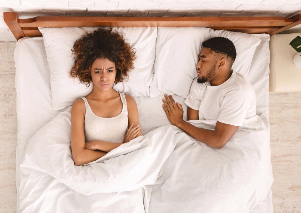 kesal wanita kulit hitam muda di tempat tidur