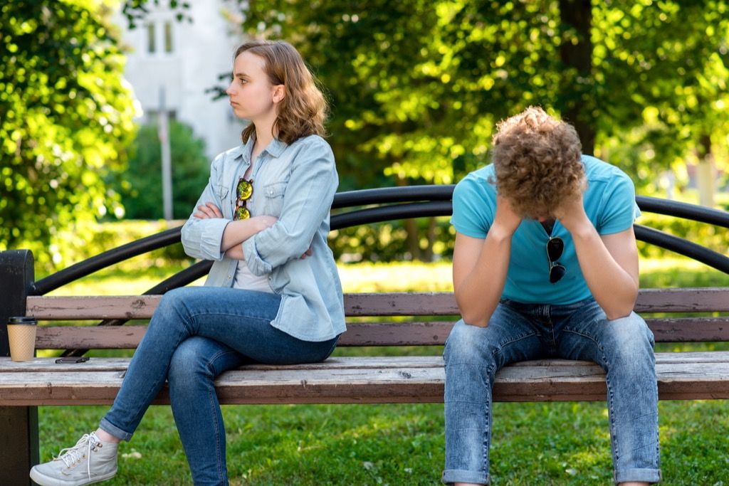 pareja discutiendo en un banco del parque, cosas que nunca debes decirle a tu cónyuge