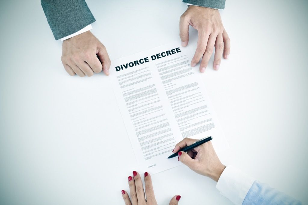 夫婦が離婚届に署名する、配偶者に絶対に言わないこと