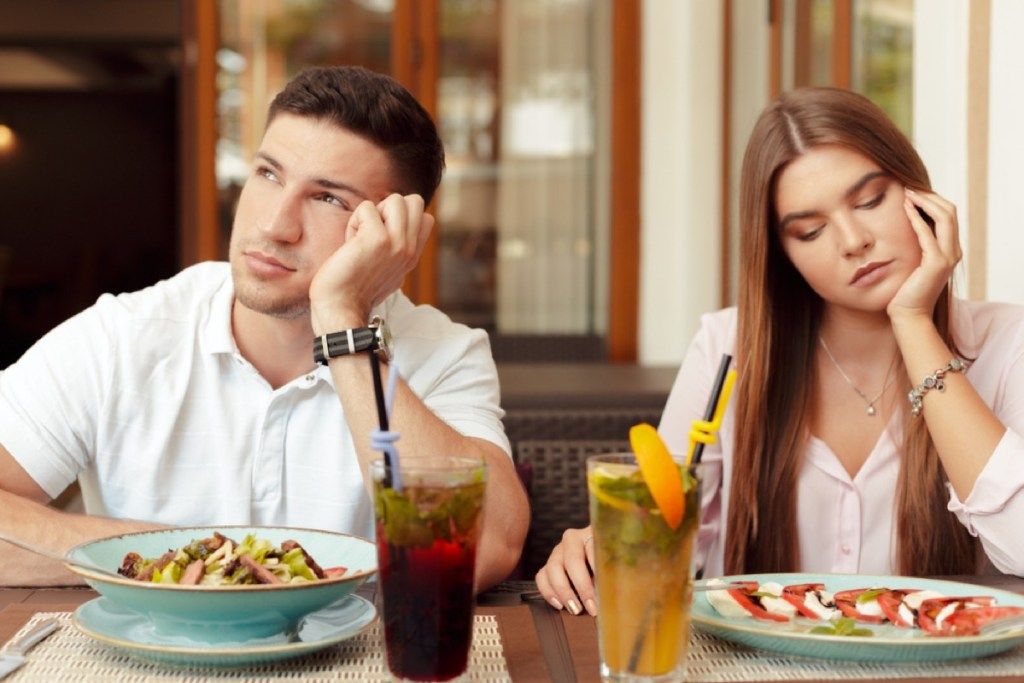 pasangan yang berebut makan, hal-hal yang tidak boleh Anda katakan kepada pasangan Anda