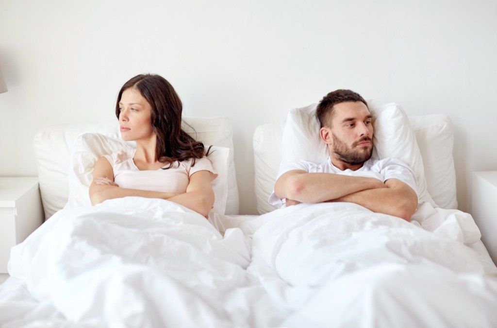 cặp vợ chồng da trắng buồn bã trên giường