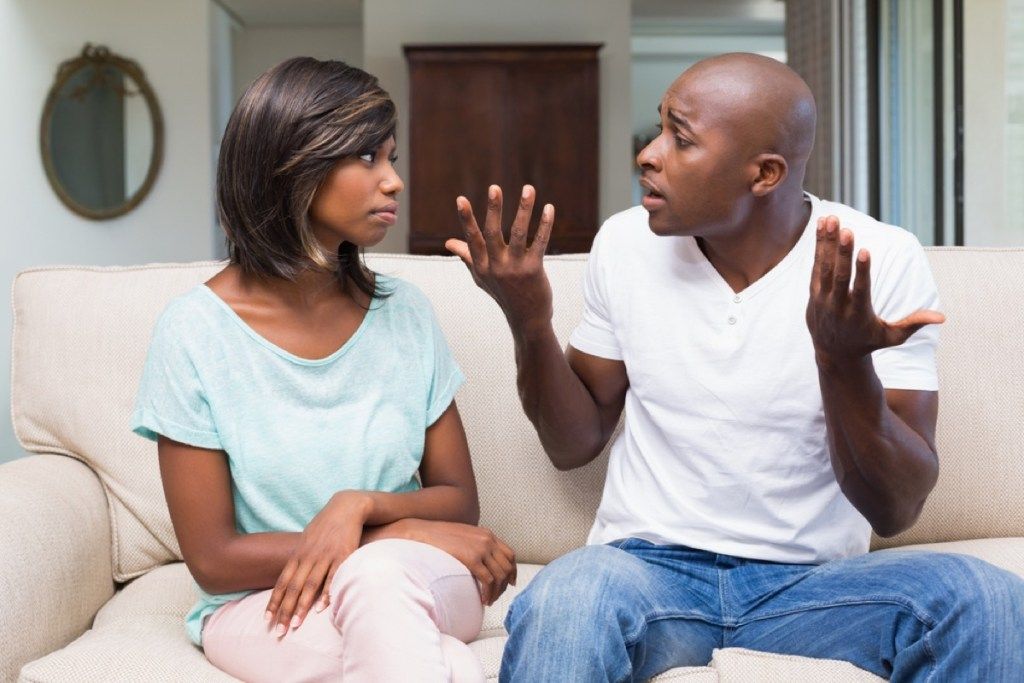 hombre peleando con su novia en el sofá, cosas que nunca debes decirle a tu cónyuge