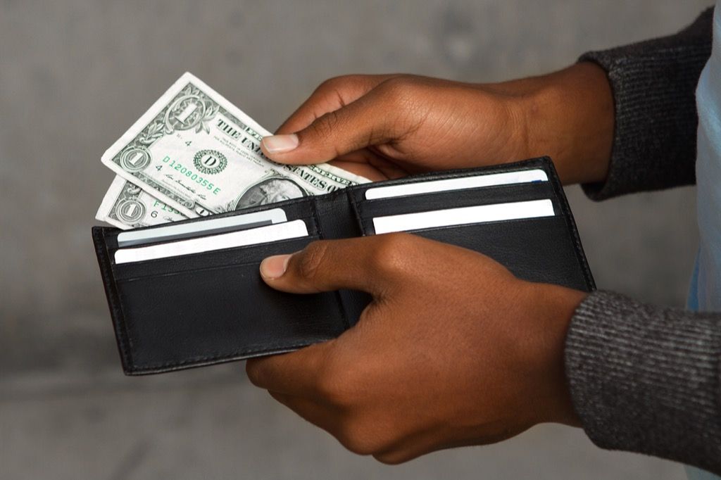 lelaki mengambil wang dari dompet, perkara yang tidak boleh anda katakan kepada pasangan anda