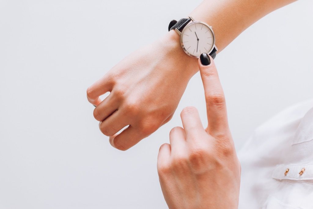 женщина проверяет часы, вещи, которые вы никогда не должны говорить своему супругу
