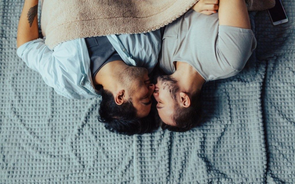 gejevski par, ki se poljublja pred spanjem