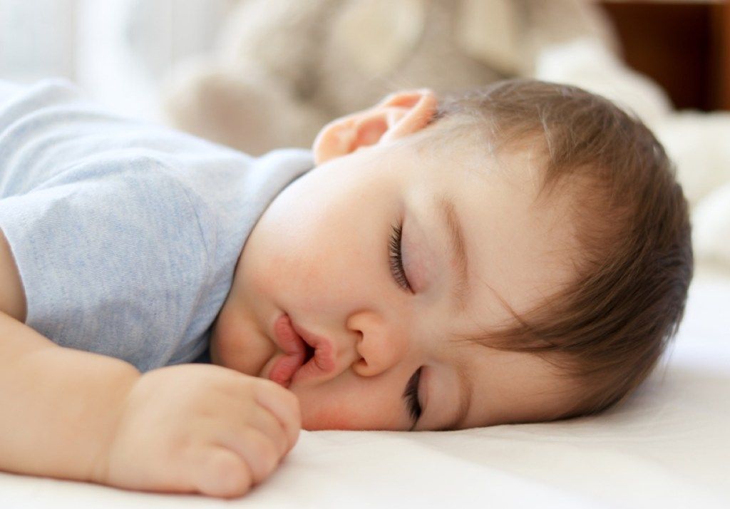 baby slaapt op haar buik, slecht ouderschapsadvies