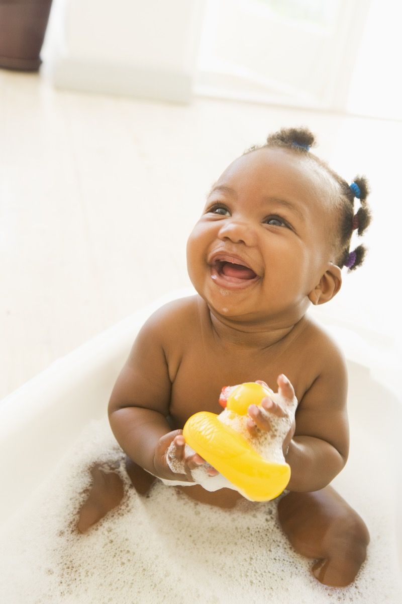 dziecko w kąpieli z gumową kaczuszką