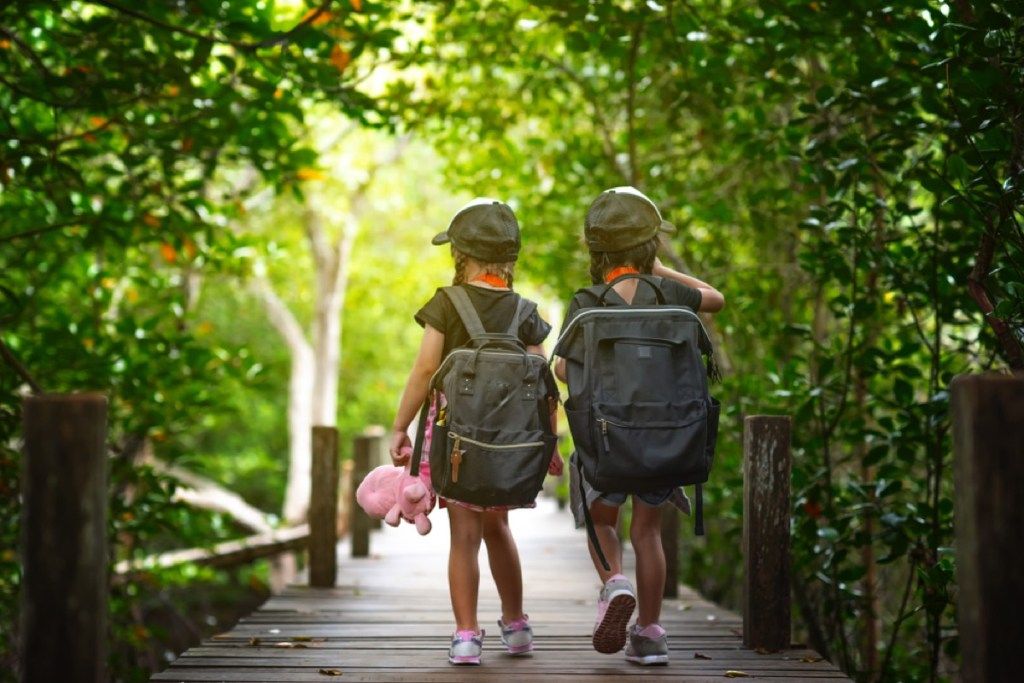 dve malé dievčatká prechádzajúce sa v lese, zlé rady pre rodičov