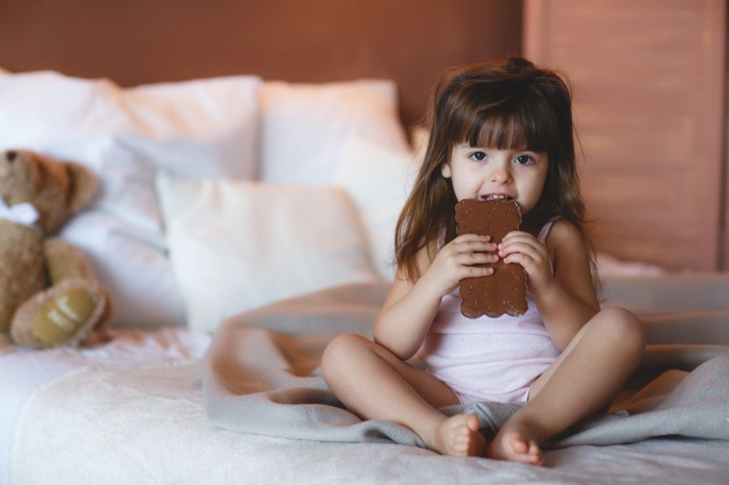 maža mergaitė, valganti šokoladą, blogi auklėjimo patarimai