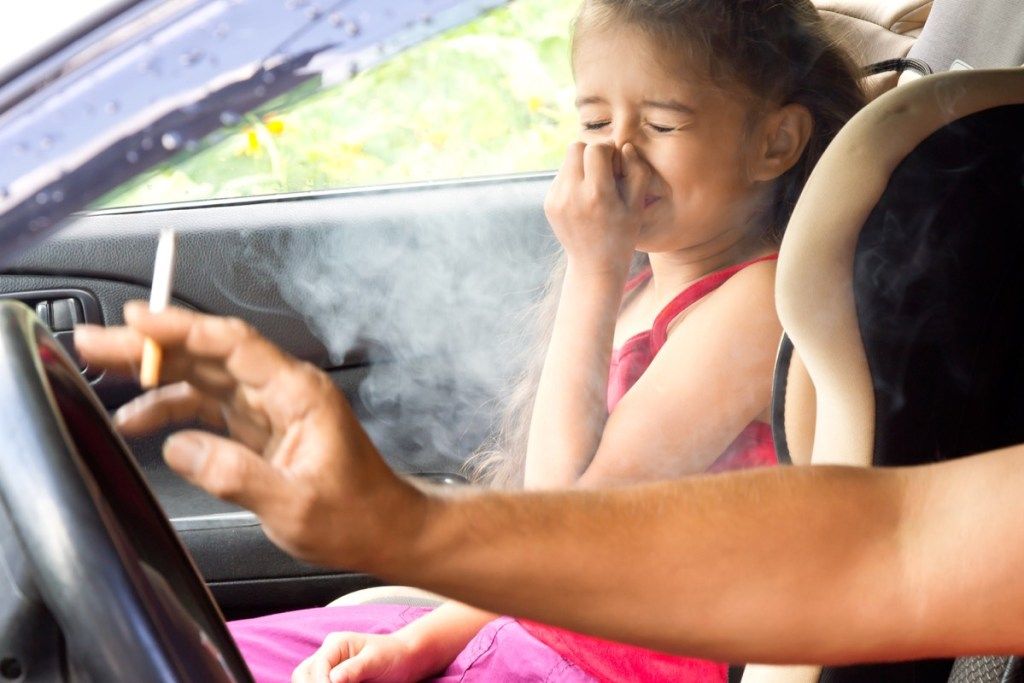 Ouder roken in de auto voor hun kind, slecht ouderschapsadvies