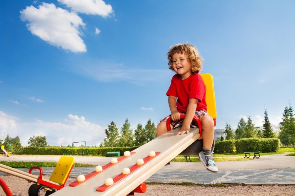 deti hrajúce sa na hojdačke v parku, zlé rady pre rodičov