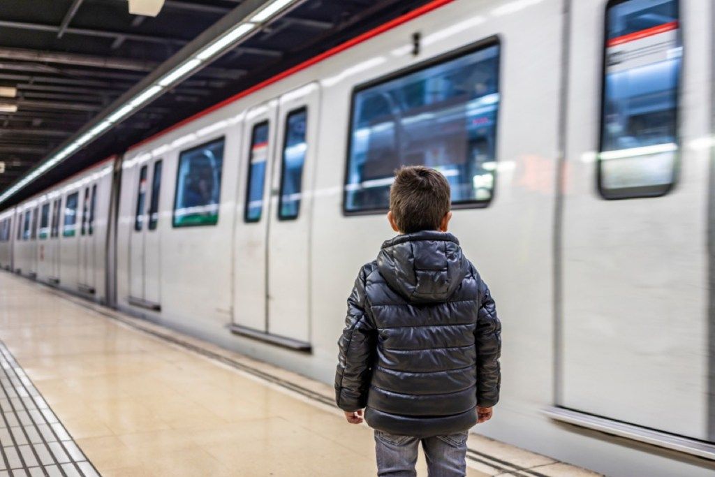 малко дете, чакащо влак, лоши съвети за родителство