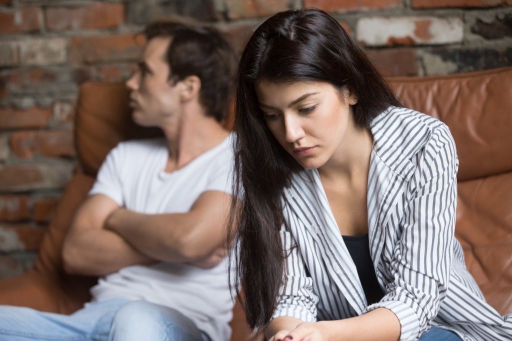 pora kovoja ir ginčijasi ant sofos, rodo, kad tavo vyras apgaudinėja
