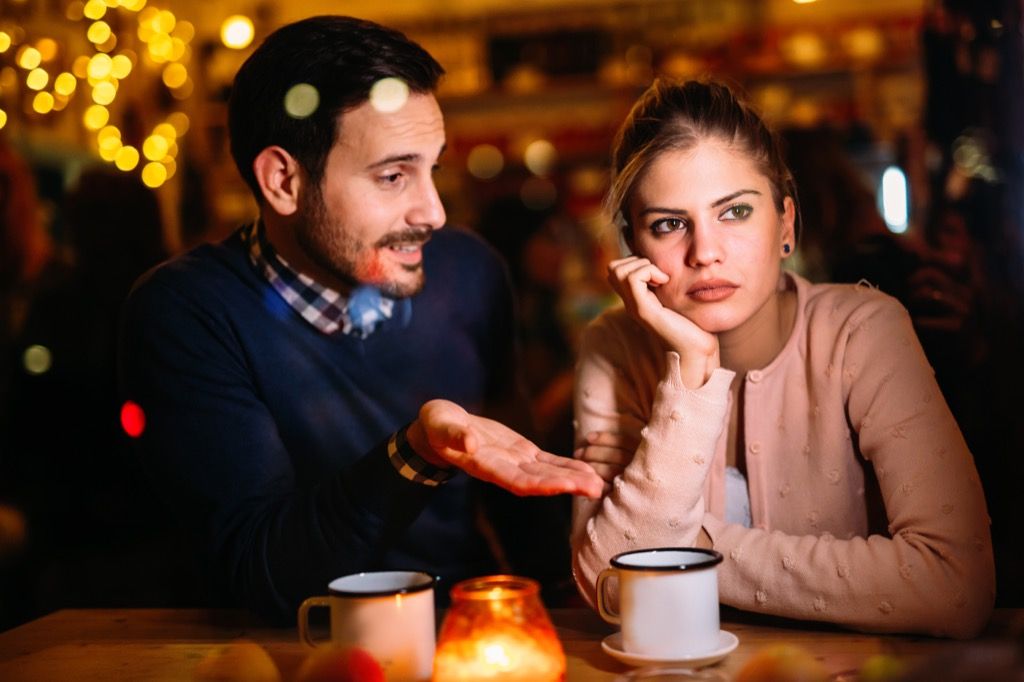 pareja en una discusión en la mesa de la cena en un restaurante, señales de que su esposo está engañando
