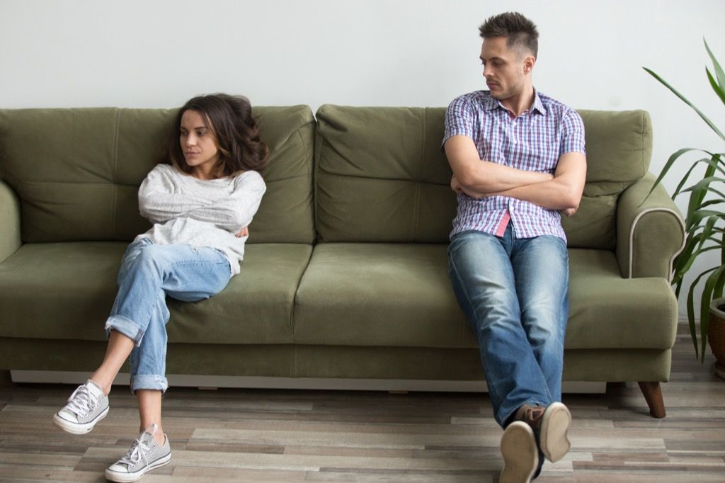 Pora kovoja ir ketina nutraukti savo santykius, rodo, kad jūsų vyras apgaudinėja