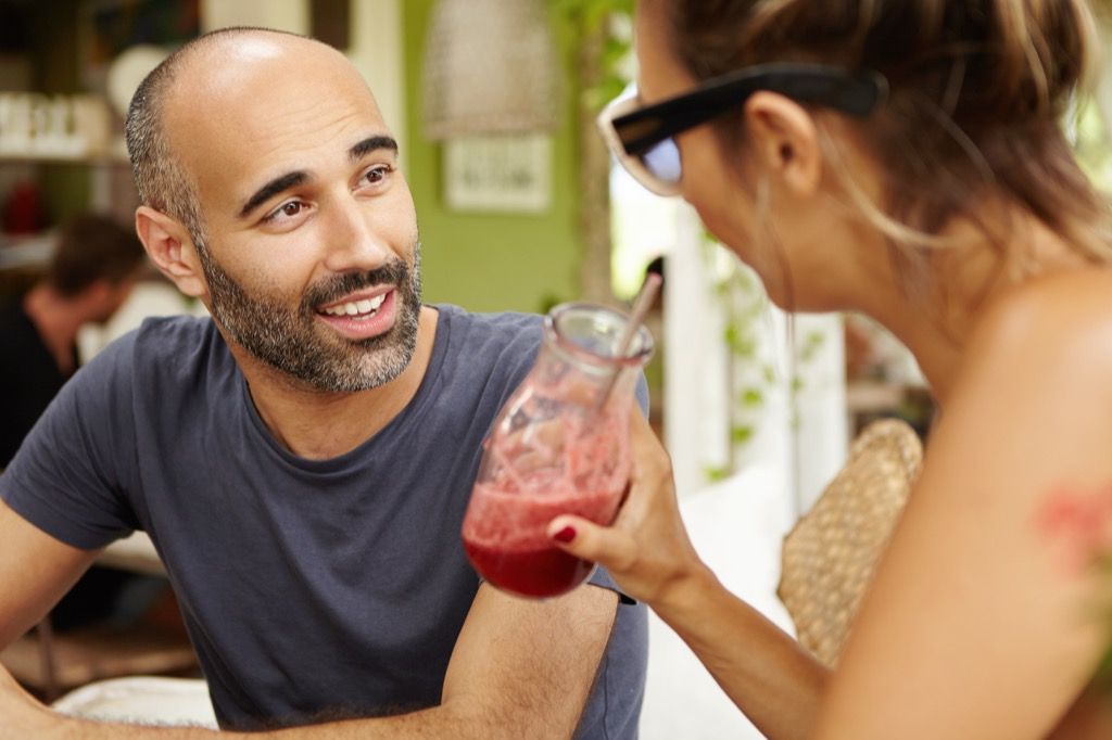 Par som snakker og drikker en smoothie, viser at mannen din jukser