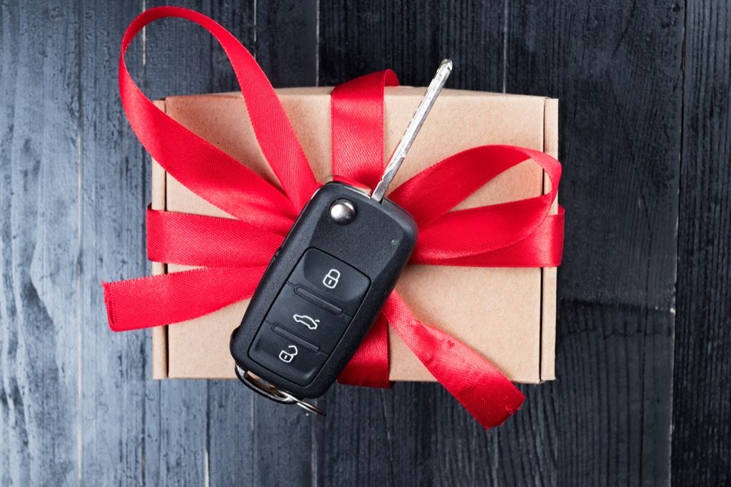 Automobilio raktas, suvyniotas į lanką kaip dovaną, rodo, kad jūsų vyras apgaudinėja
