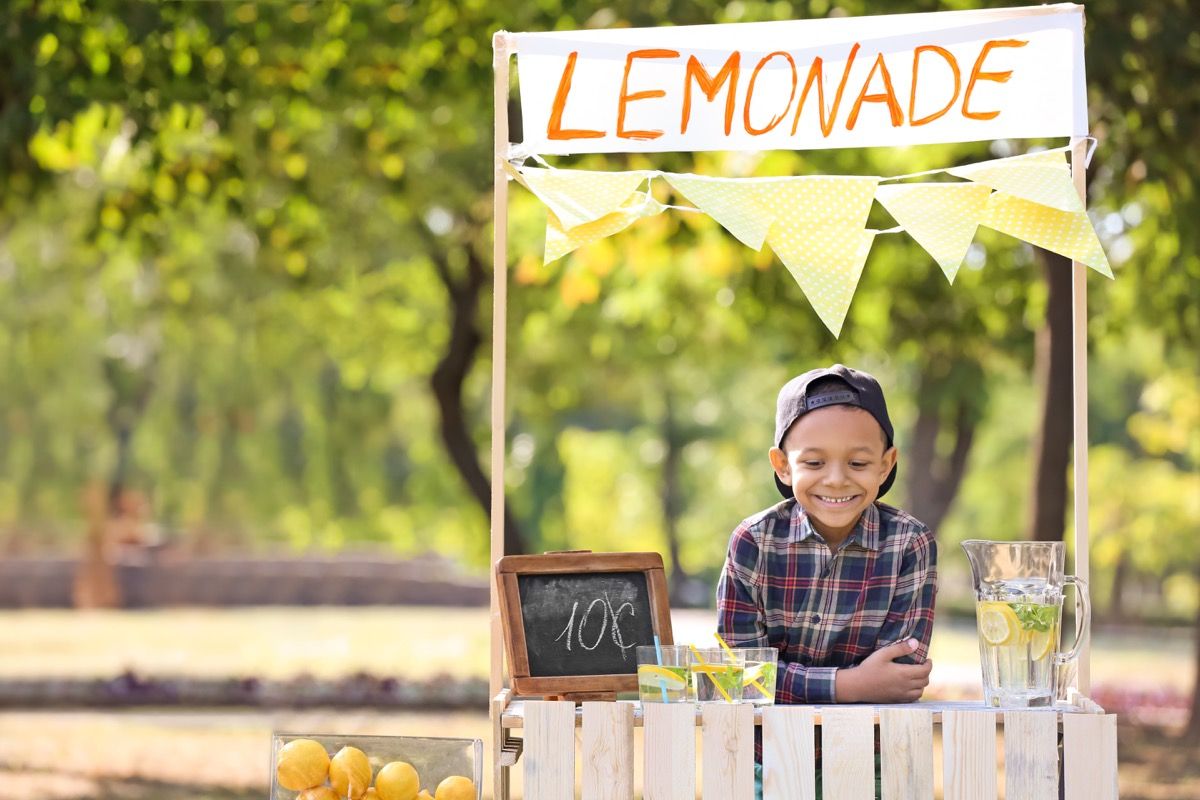 Ребенок с подставкой для лимонада