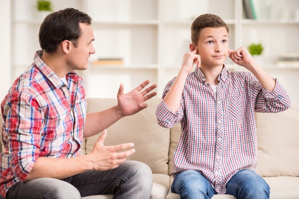 Sūnus ignoruoja tėvą, kai jis bando papeikti, kad yra patėvis