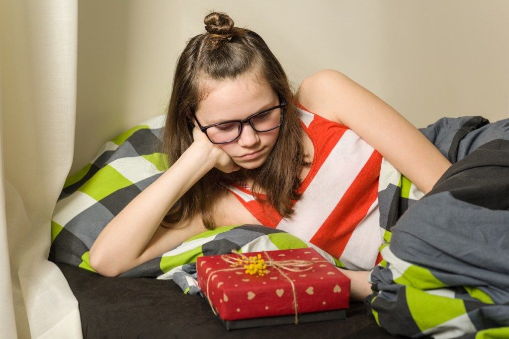 balta paauglė mergina nusiminusi dėl dovanos