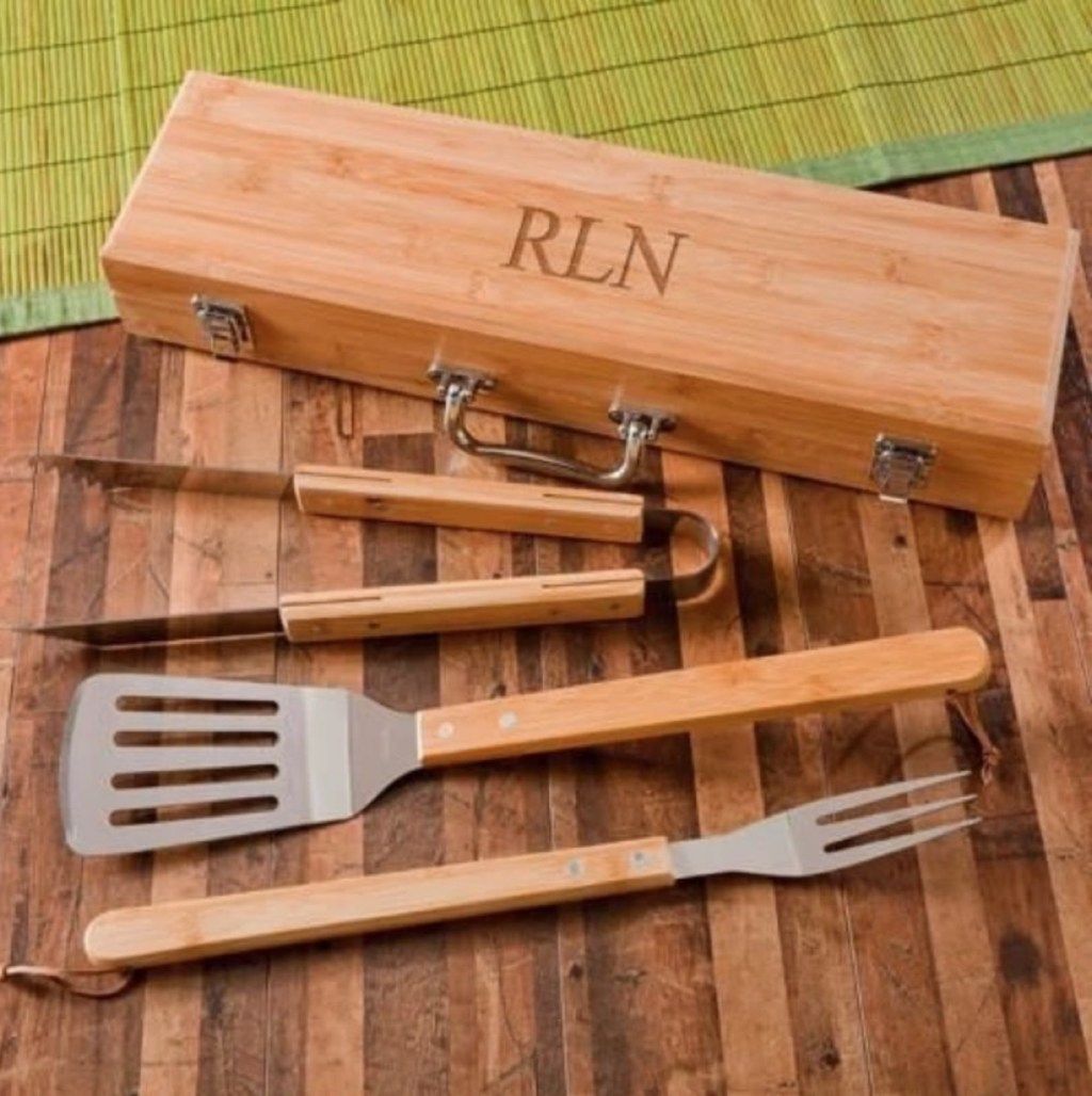herramientas para asar con caja de madera con monograma, regalos para mejores amigos