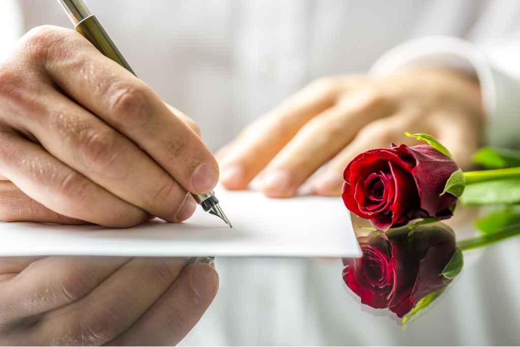 Hombre escribiendo amor nota Romance