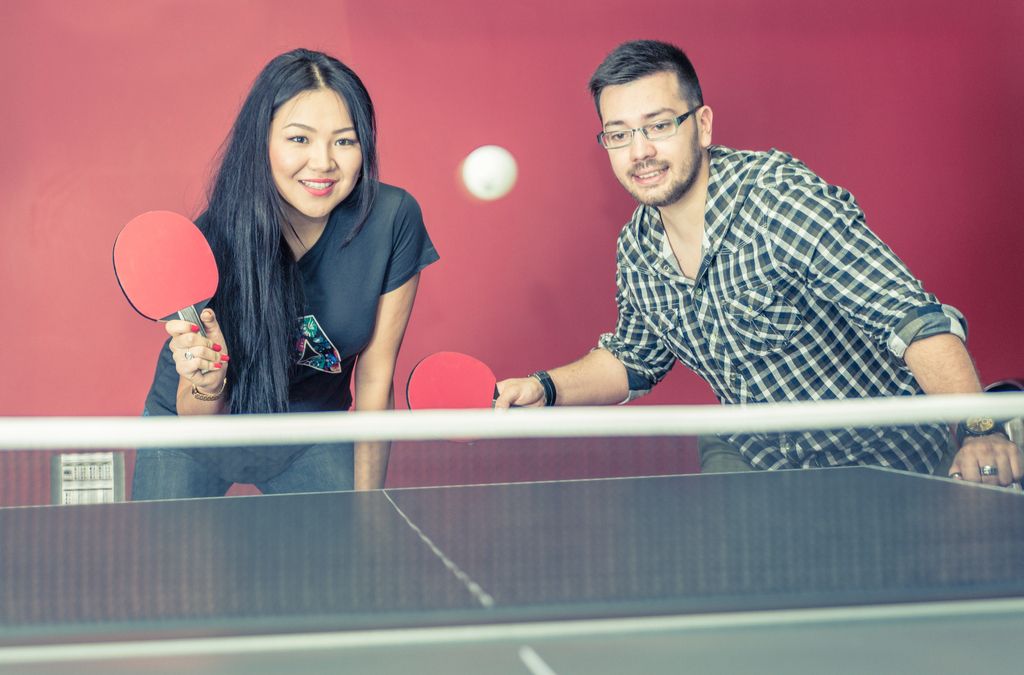 Par koji igra ping pong romantiku