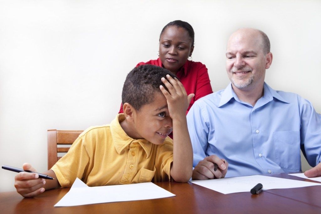 طفل صغير في مؤتمر الآباء والمعلمين أكاذيب يخبرون الآباء بها