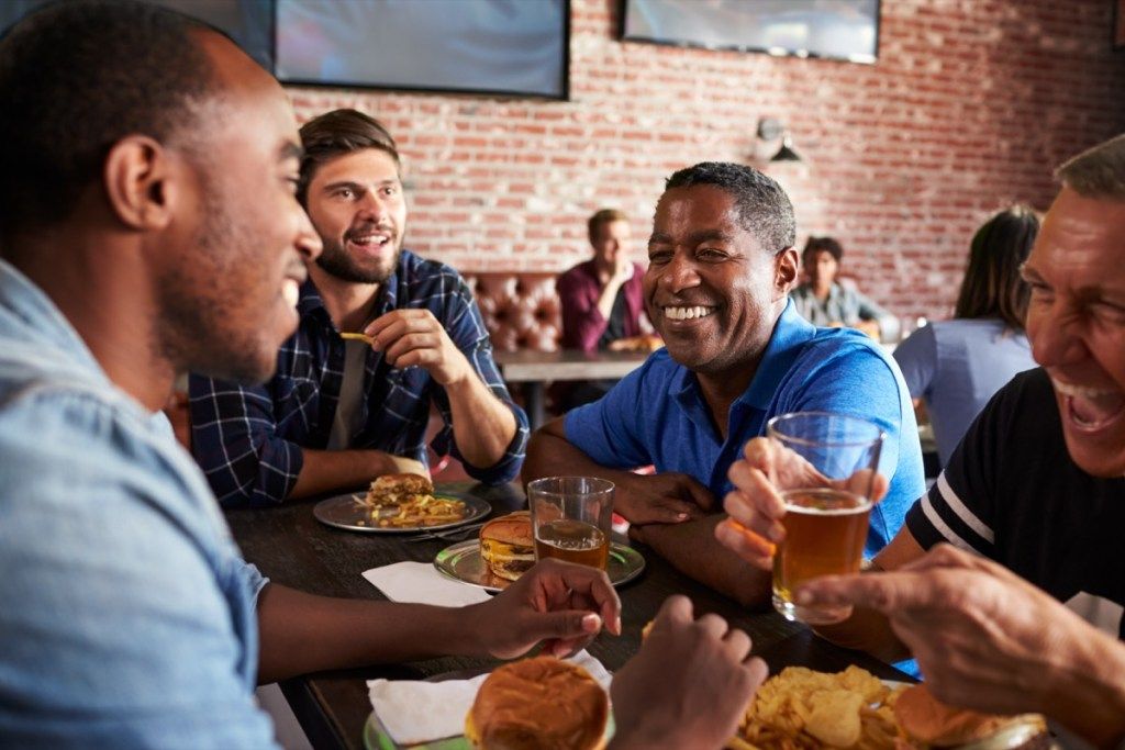 Hombres bebiendo cervezas en el bar
