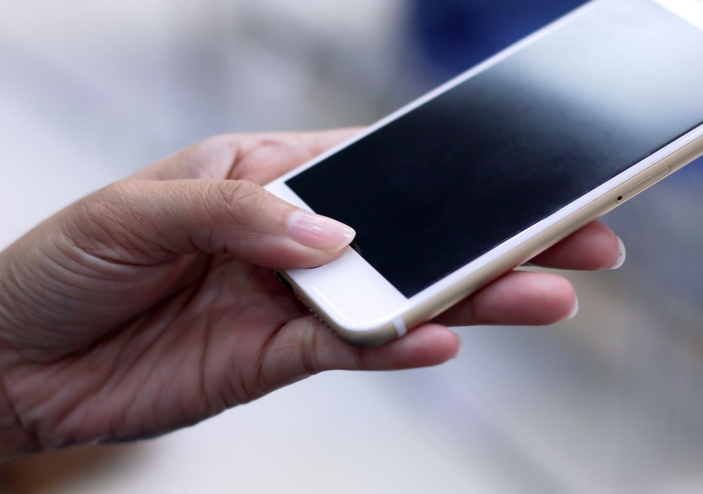 Žena koja koristi skener otiska prsta na pametnom telefonu