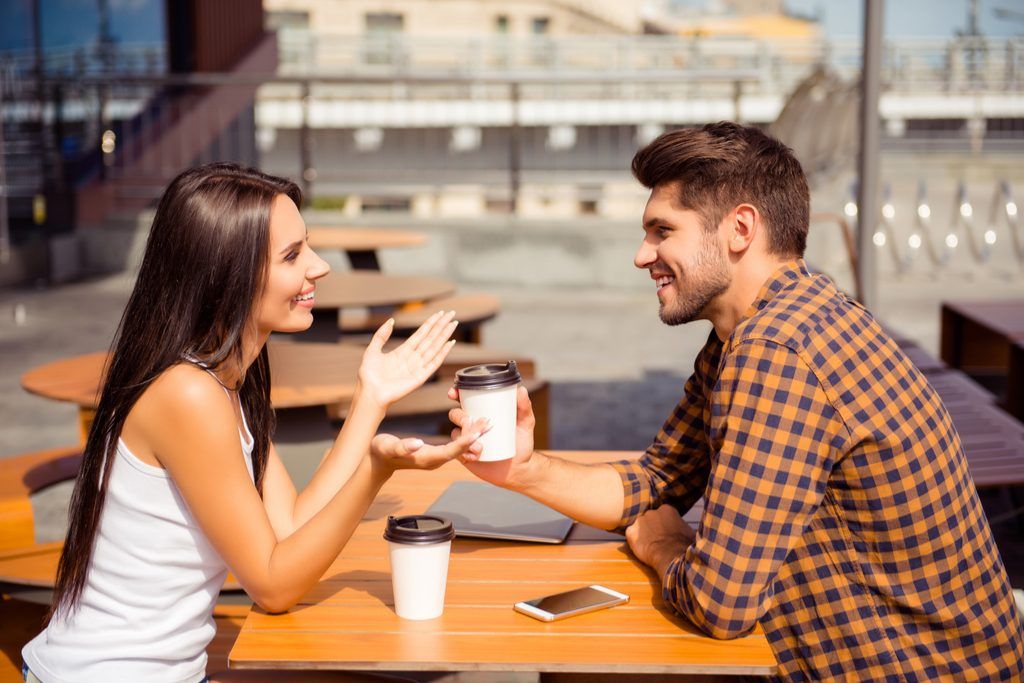 Par som talar över kaffe-romantik
