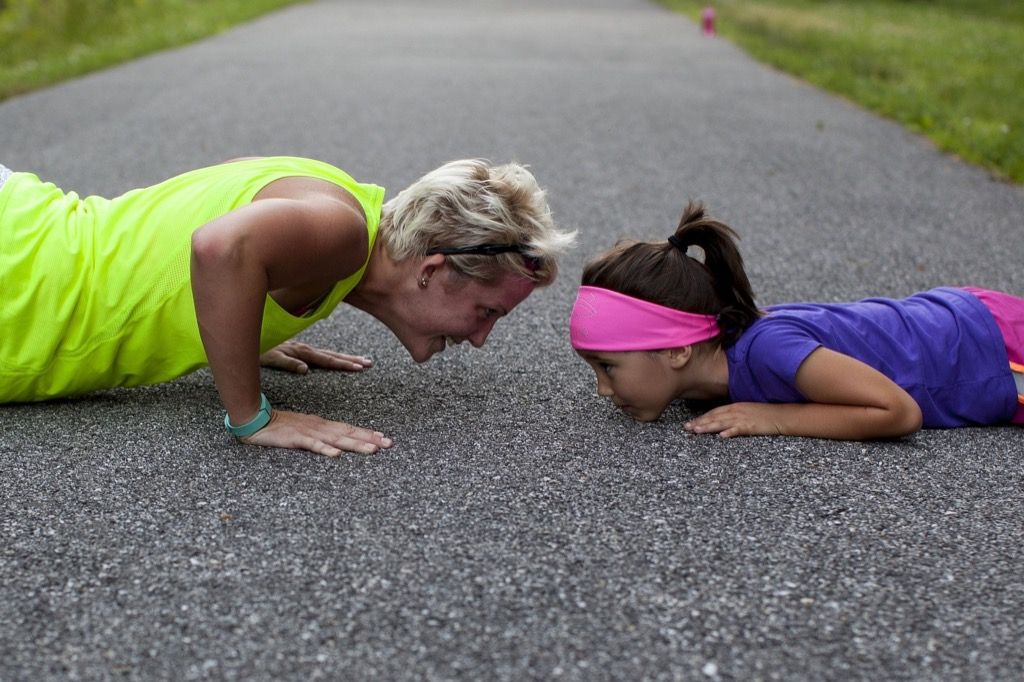 правенето на упражнения с децата ви може да ви направи по-добра майка