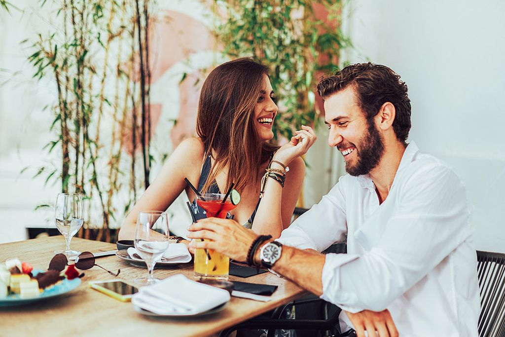 muškarac i žena u kafiću na spoj, loše preuzimaju redove