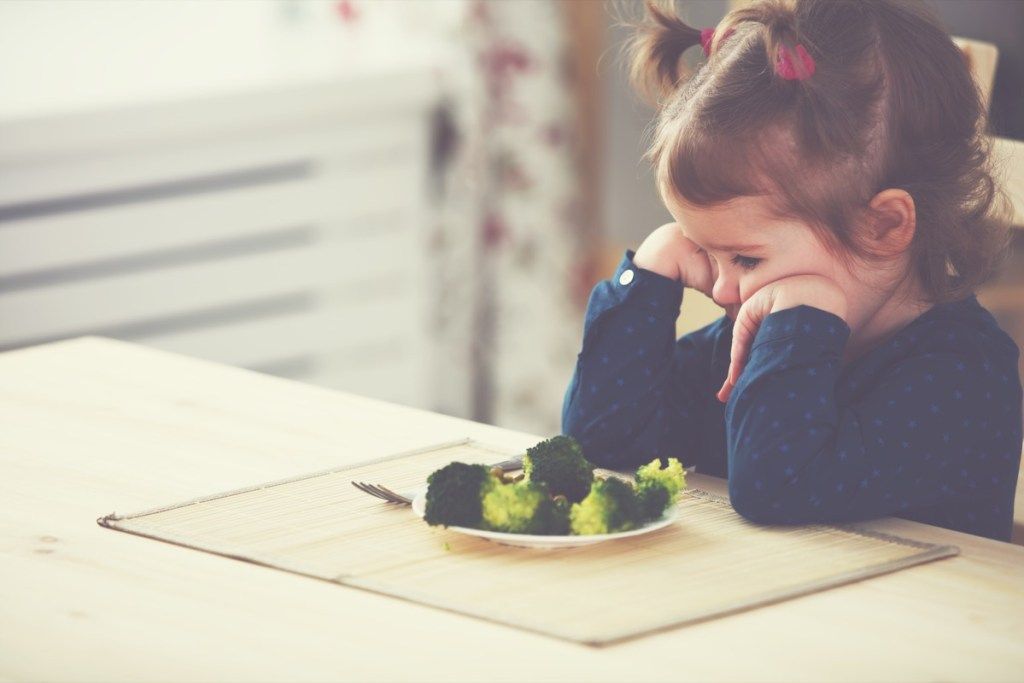 barn som spiser brokkoli