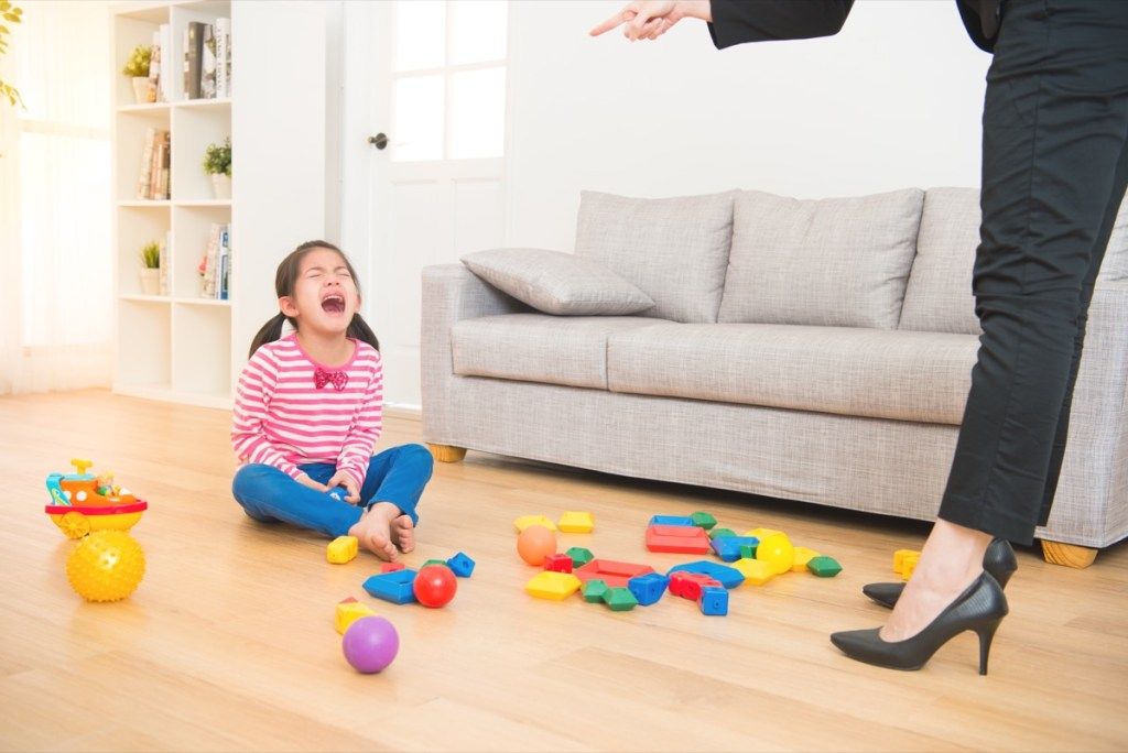 mamma forteller gråtende barn å rense rommet sitt
