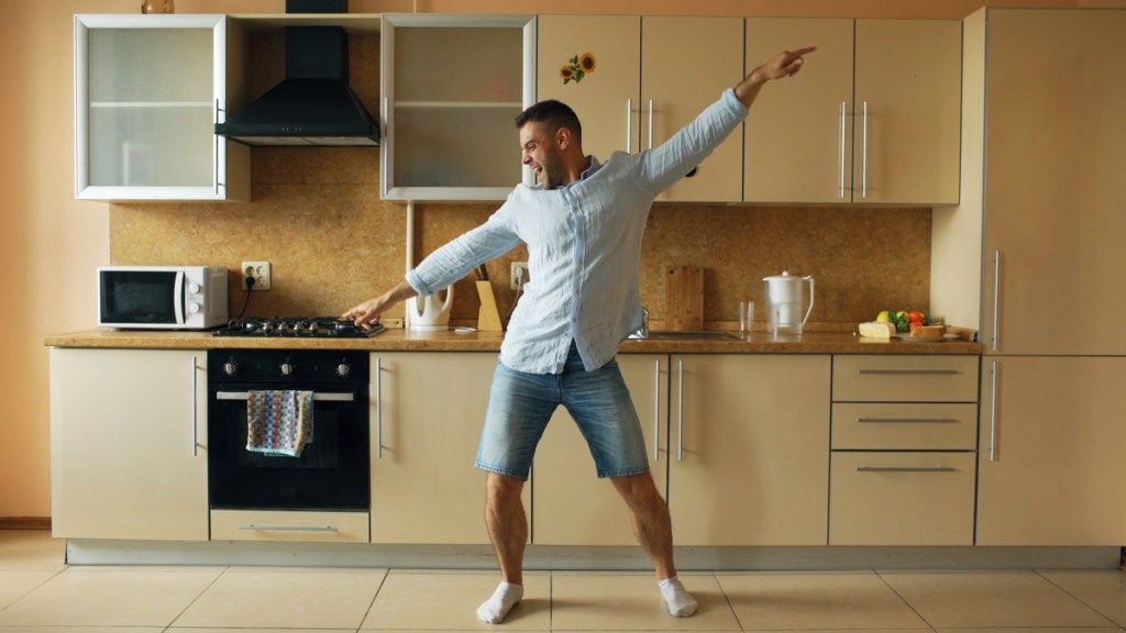 mann som danser på kjøkkenet