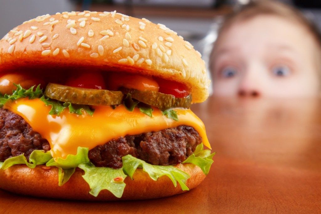 laps vaatab burgerit