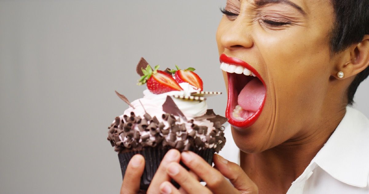 svart kvinne, spise, sjokolade, cupcake
