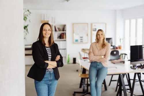   Δύο γυναίκες σε έναν χώρο γραφείου