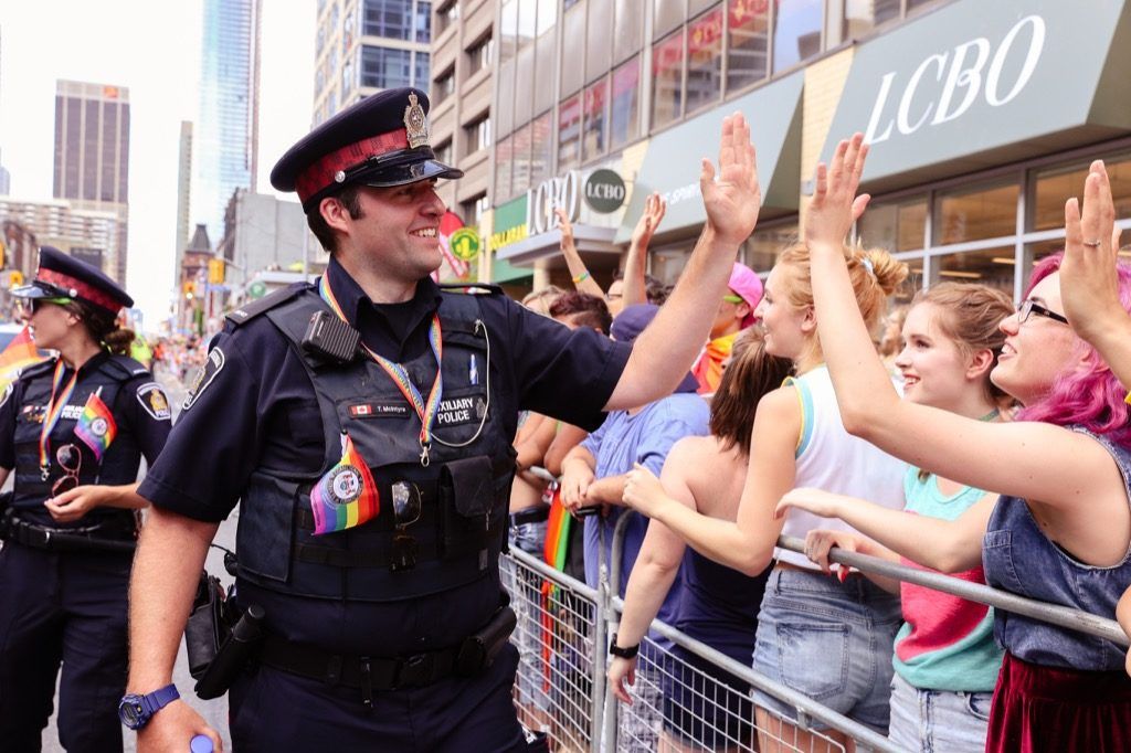 oficial de policía choca los cinco, multitud, en, desfile