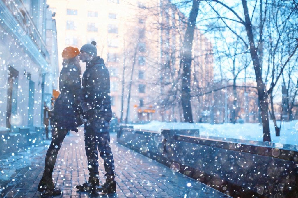 pareja besándose en la nieve