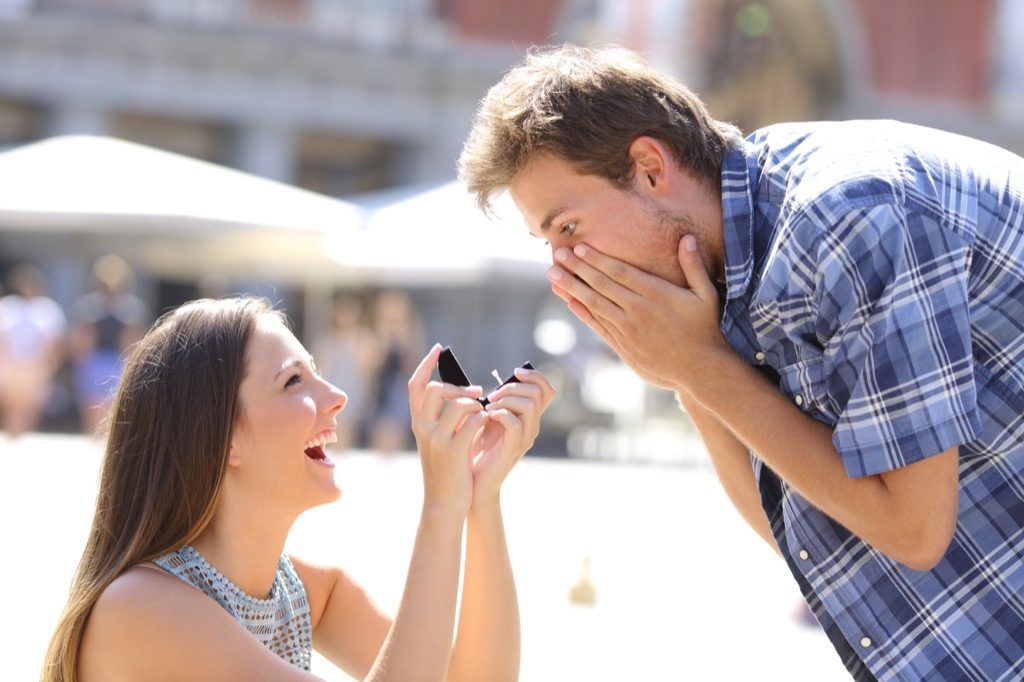 mujer propone novio