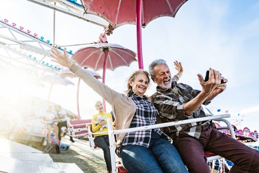 ηλικιωμένο λευκό ζευγάρι που παίρνει μια selfie σε μια αποκριάτικη βόλτα