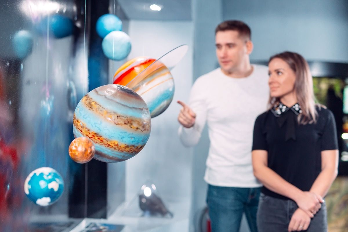 Pasangan di pameran planeterium