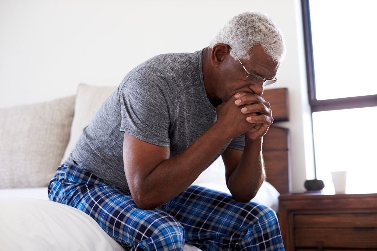 người đàn ông buồn bã, chán nản hoặc mệt mỏi trên giường, hơn 50 lần hối hận