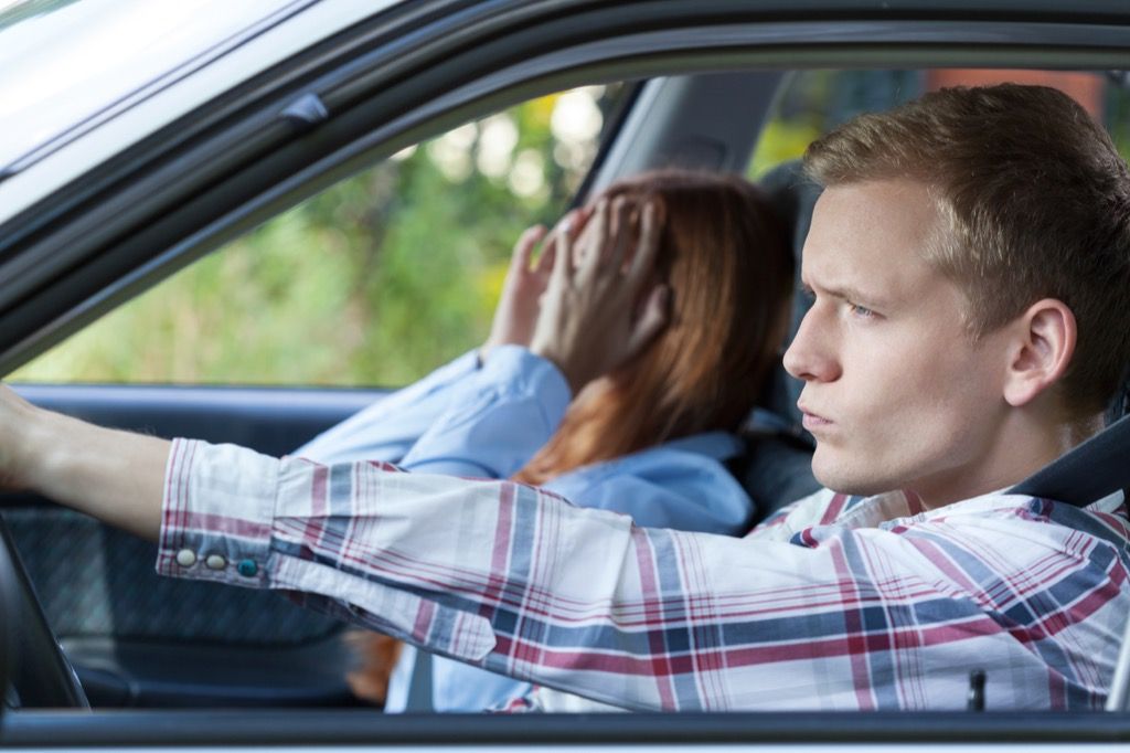 autóban verekedő pár, olyan dolgok, amiket soha nem szabadna mondania a házastársának